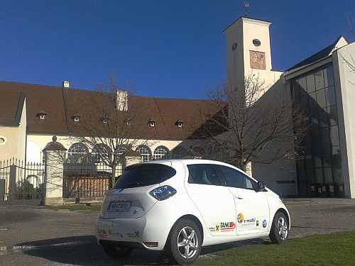 ZOE vor Schloss Katzelsdorf